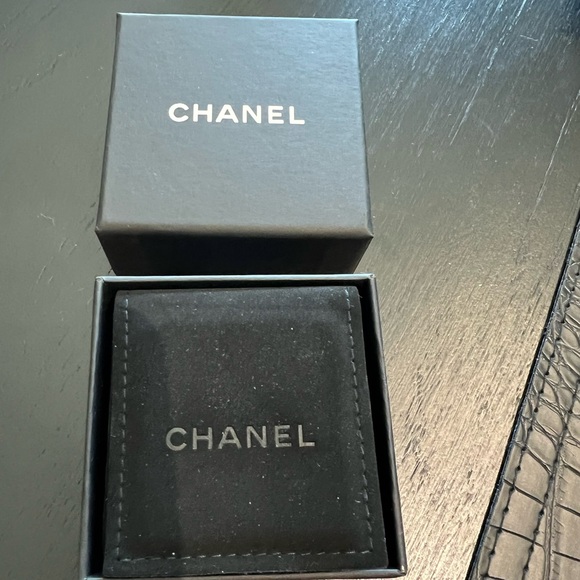 Chanel 19A Papyrus CC Disc Stud Earrings - Picture 7 of 9